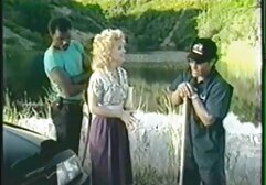 Moglie xxx italiani gratis tiene la sua bambola mano fino a martellare il suo culo